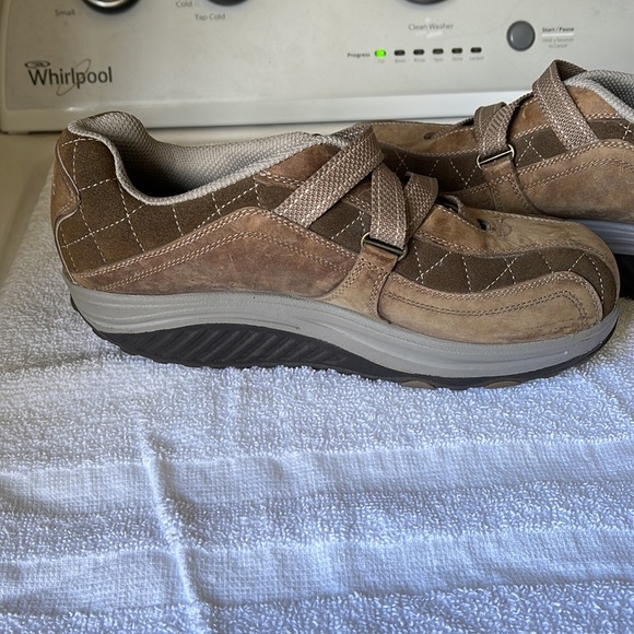 Skechers Shape-Ups - Brown suede and close to perfect! Worn one time. Very nice! - Picture 5 of 10